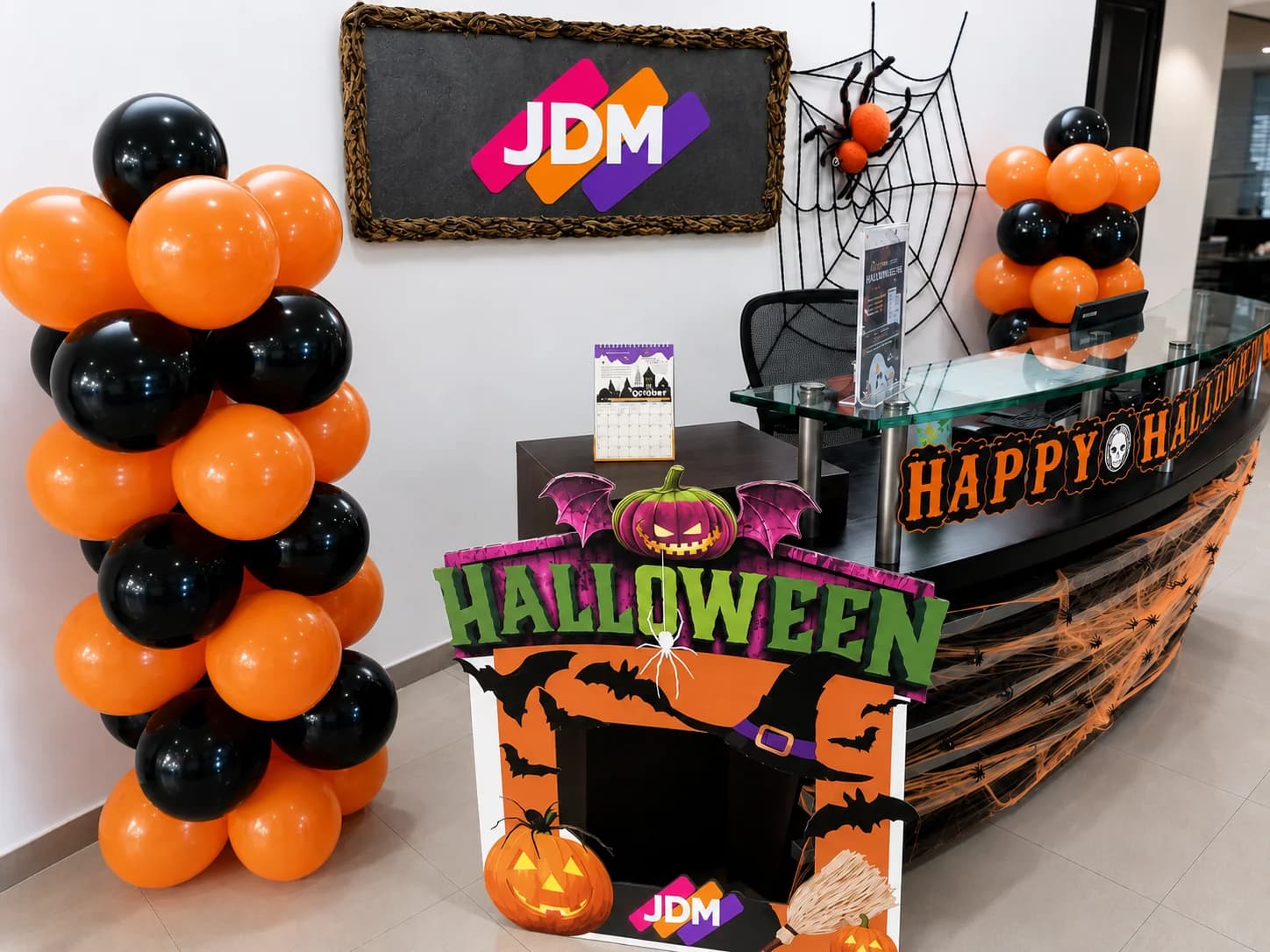 Ambientación de Halloween con globos y decoración temática de JDM